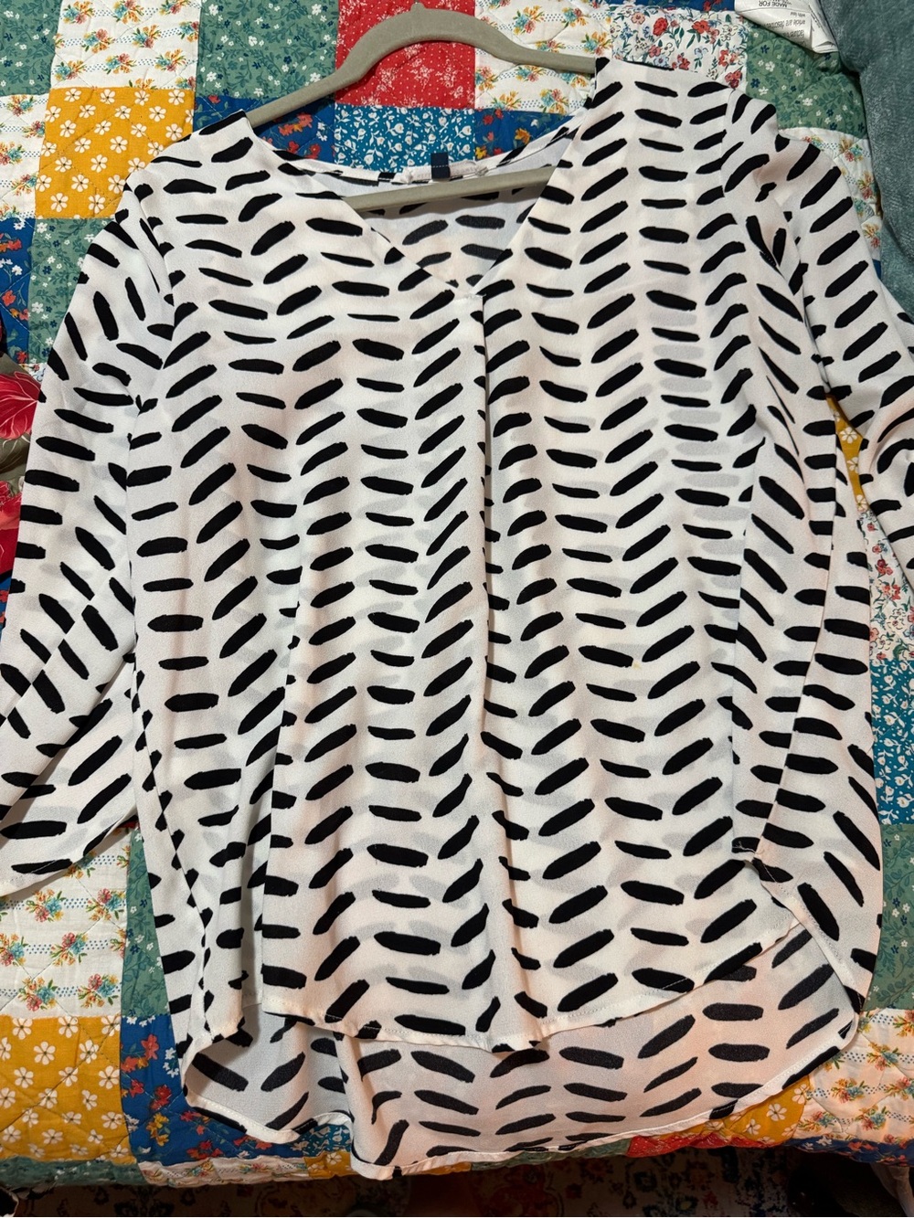 Women’s Black & White V-Neck Patterned Tunic Top